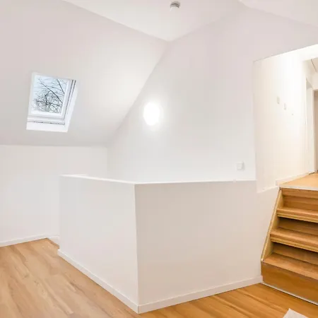 Zentral Gelegen In - 4 Schlafzimmer- Bis Zu 7 Personen Haan