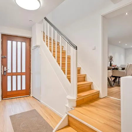 Zentral Gelegen In - 4 Schlafzimmer- Bis Zu 7 Personen * Haan