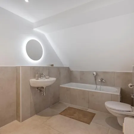 Zentral Gelegen In - 4 Schlafzimmer- Bis Zu 7 Personen Haan