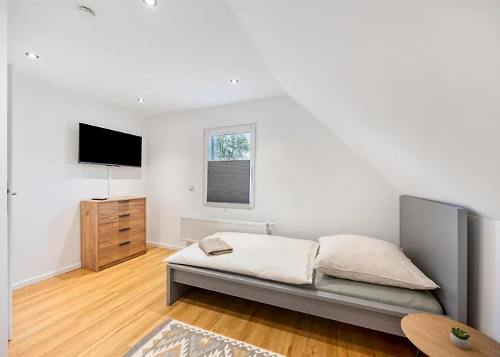 Zentral Gelegen In - 4 Schlafzimmer- Bis Zu 7 Personen Haan